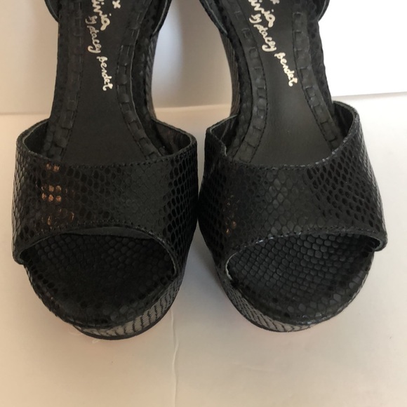 ⭐️LIKE NEW ⭐️Alice and Olivia Wedge⭐️ - Picture 6 of 14